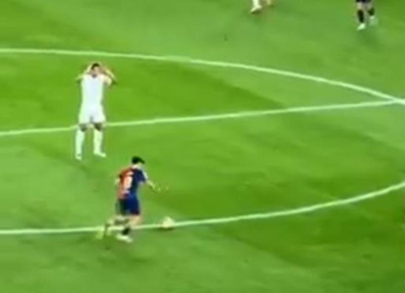 Fudbaler Reala pogrešio pa sramno šetao po terenu dok Barselona daje gol