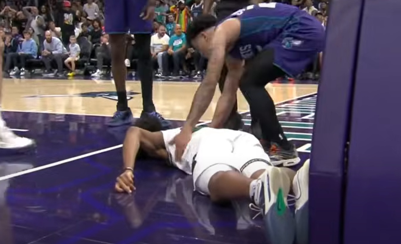 Drama u NBA: Zakucao, pa pao na glavu – prekid trajao 23 minuta (Video)