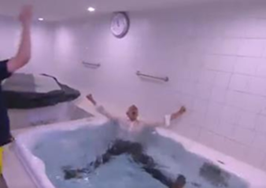KOŠARKAŠI FENERA ISPOLIVALI ŠARUNASA, PA GA BACILI U ĐAKUZI (Video)