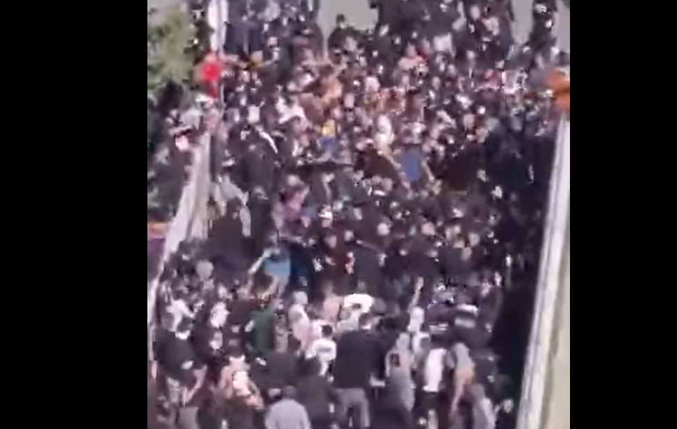 Pojavio se ceo snimak tuče navijača Hajduka i Dinama (Video)