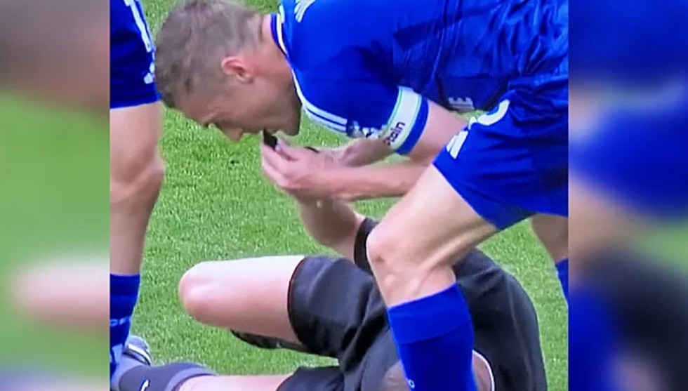Vardy puhao u pištaljku dok je sudija ležao povrijeđen: Pogledajte nesvakidašnju scenu u Engleskoj (Video)