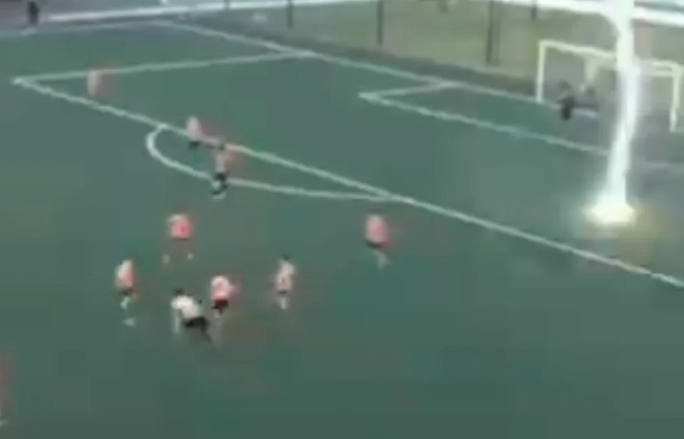 Munja udarila u teren tokom treninga Fiorentine, igrači popadali…(Video)