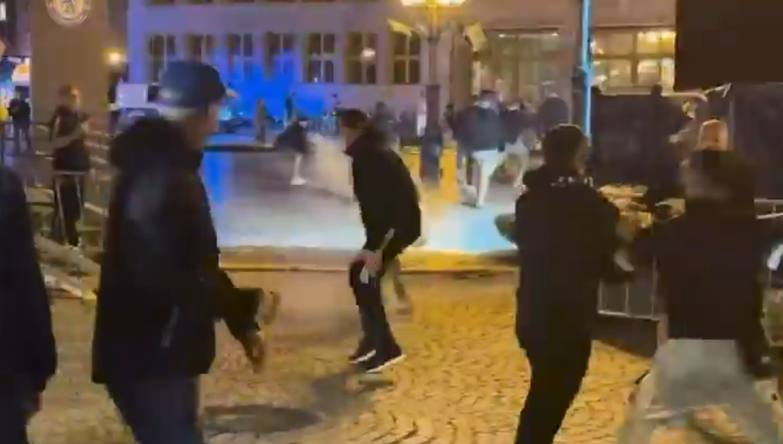 VIDEO Policija suzavcem rastjerala navijače Betisa i Chelseaja u žestokom sukobu