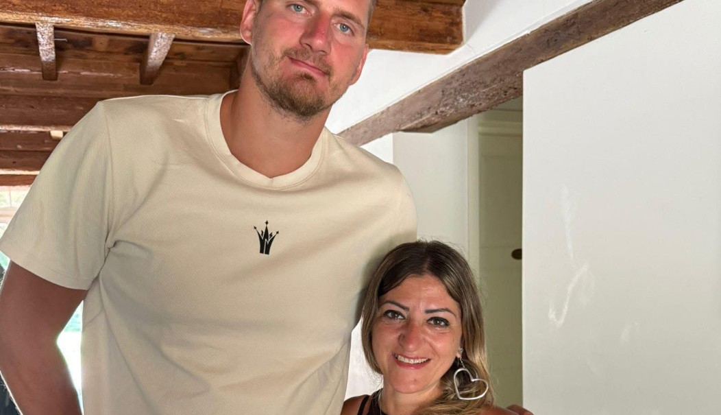 Jokića nije prepoznala vlasnica hotela u kojem je spavao, reakcija njenog muža kada je ugledao fotografiju je hit