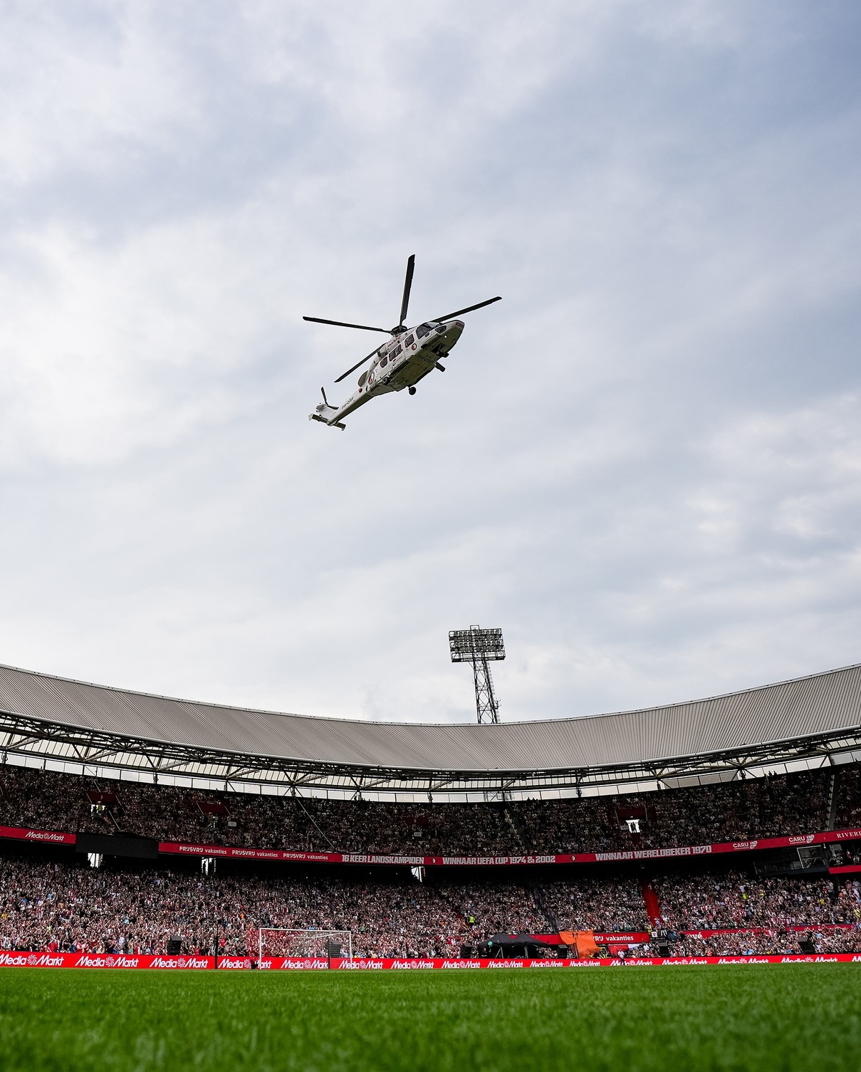 Da li je ovo najspektakularnije predstavljanje pojačanja u ustoriji? Helikopterom sleteli na kultni stadion
