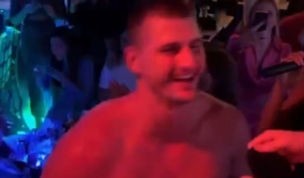 Nikola Jokić skinuo majicu u diskoteci i zapjevao poznati hit, ludo se proveo (Video)