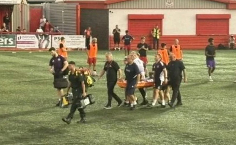 Na trenutak sve je stalo: Mladi igrač Uniteda doživio haotičnu povredu glave, utakmica otkazana (Video)