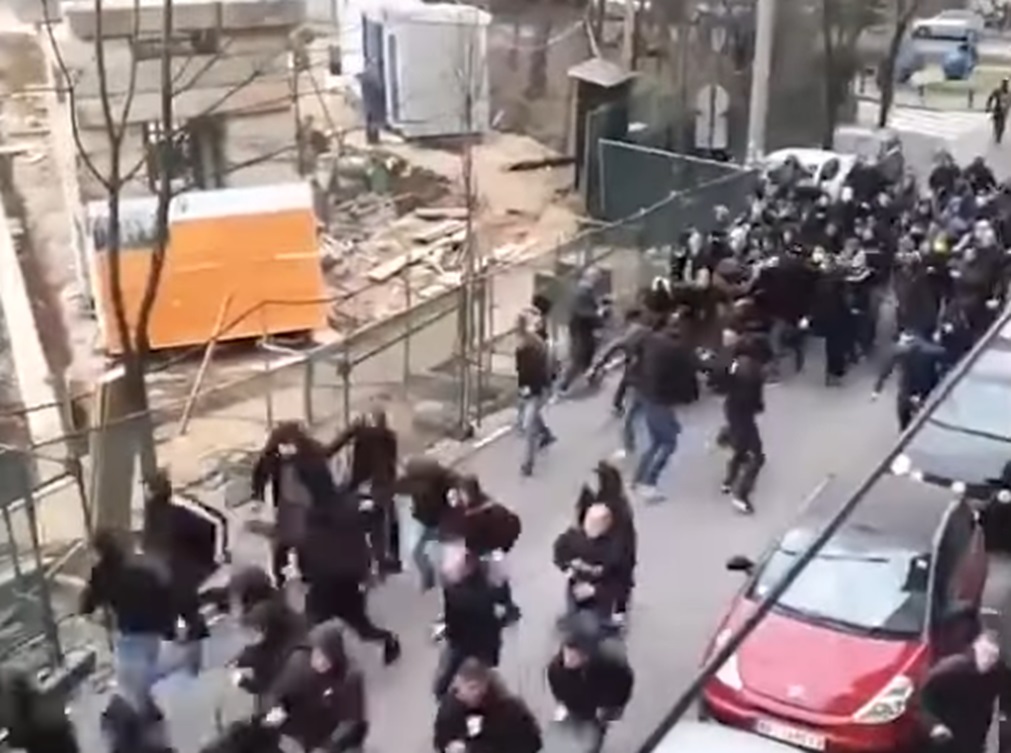 Palice, baklje…: Novi sukob navijača Zvezde i Partizana (VIDEO)