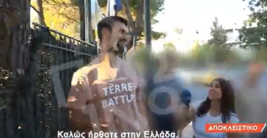 Pogledajte kako je novinarka napala Đokovića nasred ulice u Ateni: Molim vas, sa sinom sam (Video)