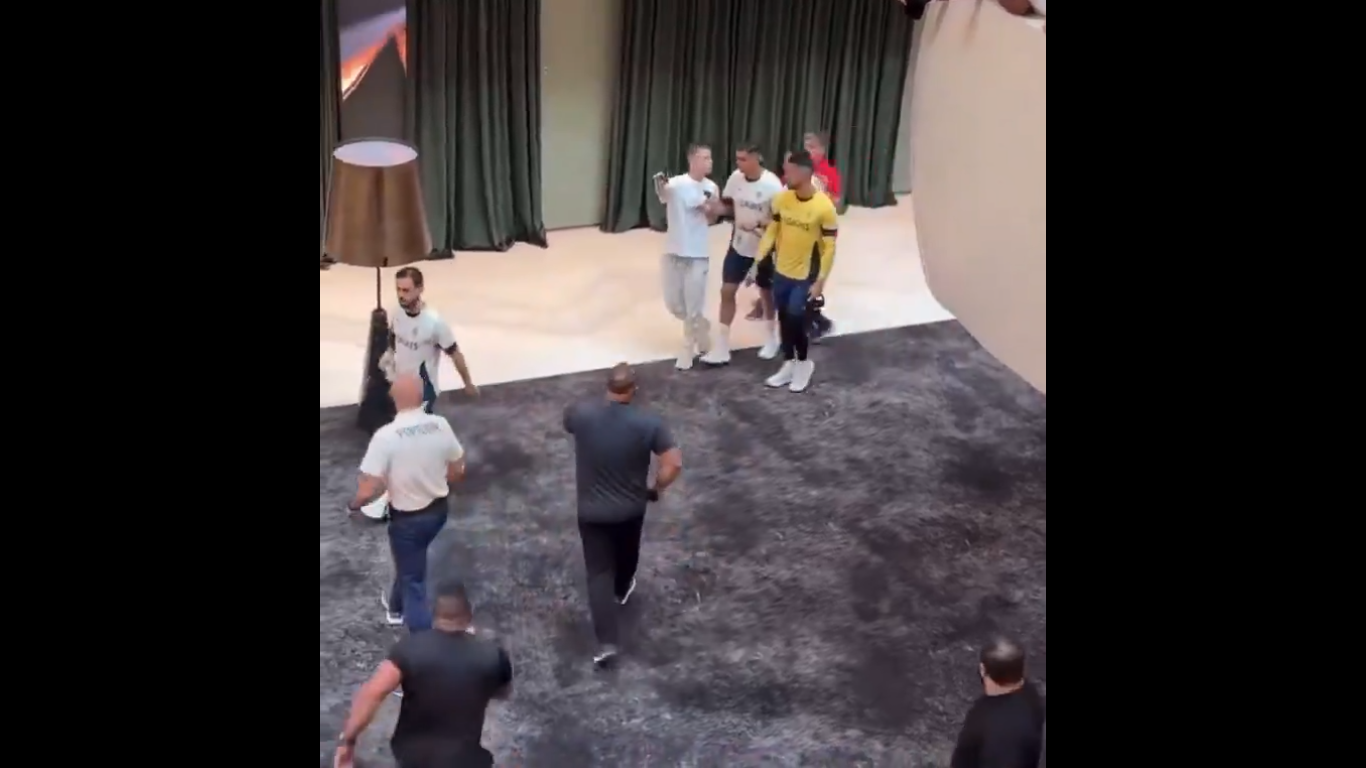 Ronaldo izgubio živce i grubo odgurnuo navijača (VIDEO)