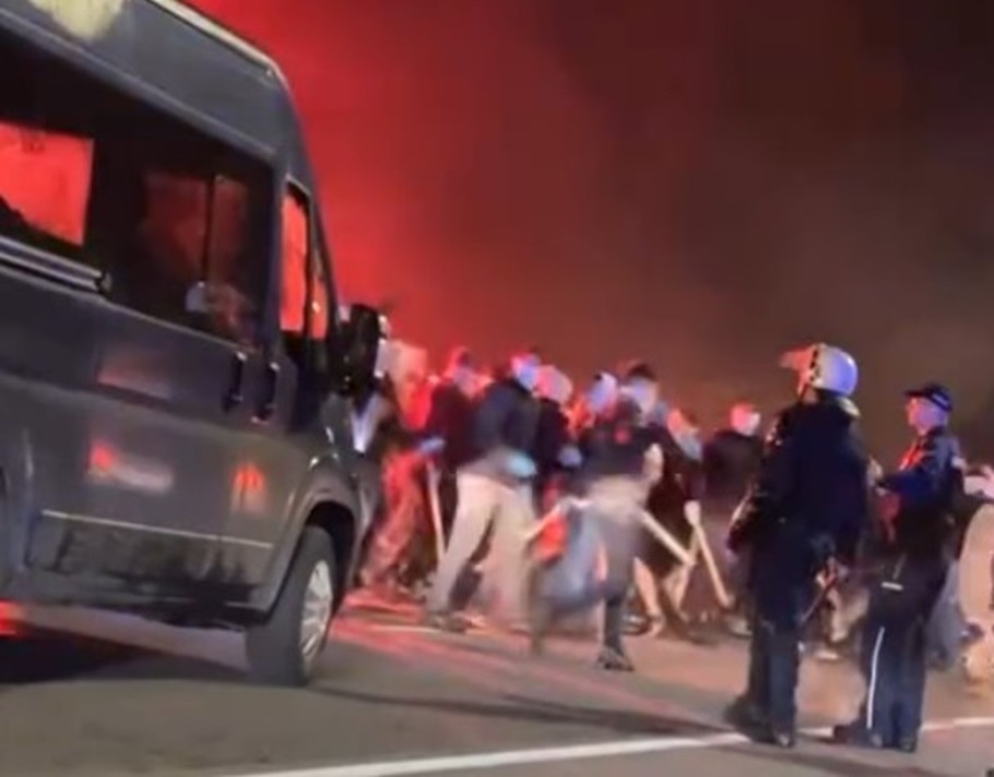 Jezivi snimci iz Srbije – Delije u žestokoj akciji, a policija mirno stoji i sve posmatra! (Video)