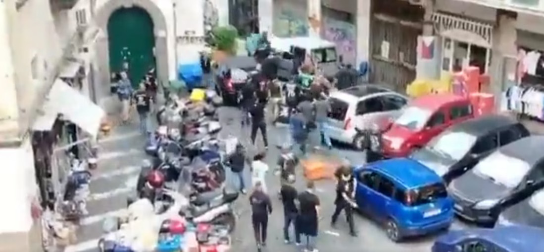 Haos u Napulju: Policajac izvadio pištolj tokom tučnjave navijača Napolija i Sportinga