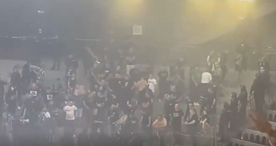 Чкембари продолжија да палат бакљи – полицијата ги избрка од сала! (Видео)