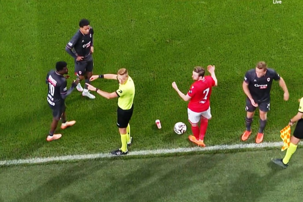 Glupost navijača u Belgiji: Sudija prekinuo utakmicu dvije minute prije kraja meča (Video)