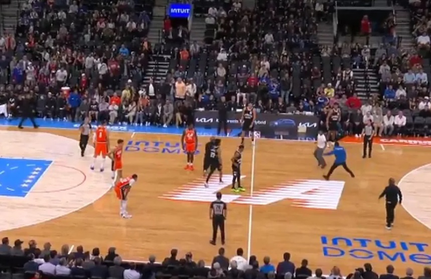 Navijač uleteo na teren, Jokić “bežao” u stranu: Haos na meču Denvera i Klipersa (Video)