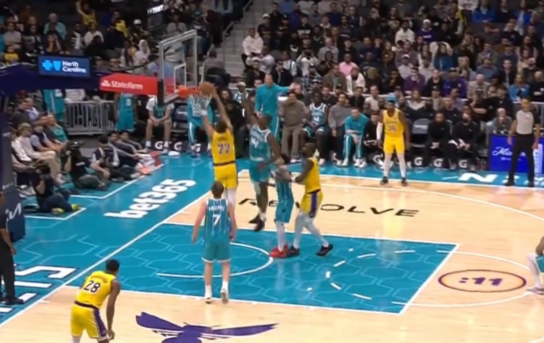 Pogledajte zakucavanje zbog kojeg su Lakersi Dončića preimenovali u Dunkčić (Video)