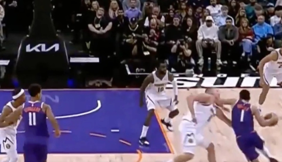 Novi skandal u NBA: Jokić “dobio” brutalan lakat u bradu, sudije ostale nijeme (Video)