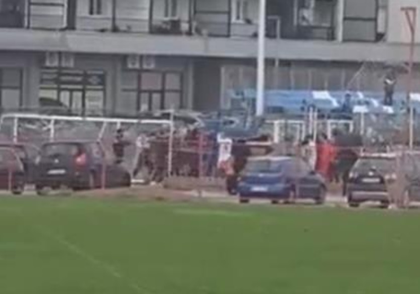 (Video) HAOS U CRNOJ GORI – MASOVNA TUČA NA MEČU OMLADINACA