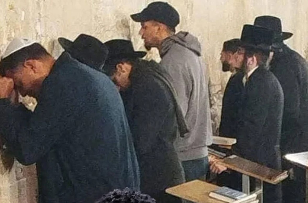 Kapiten Barcelone stigao u Jerusalem, molio se na Zidu plača tokom duhovnog putovanja