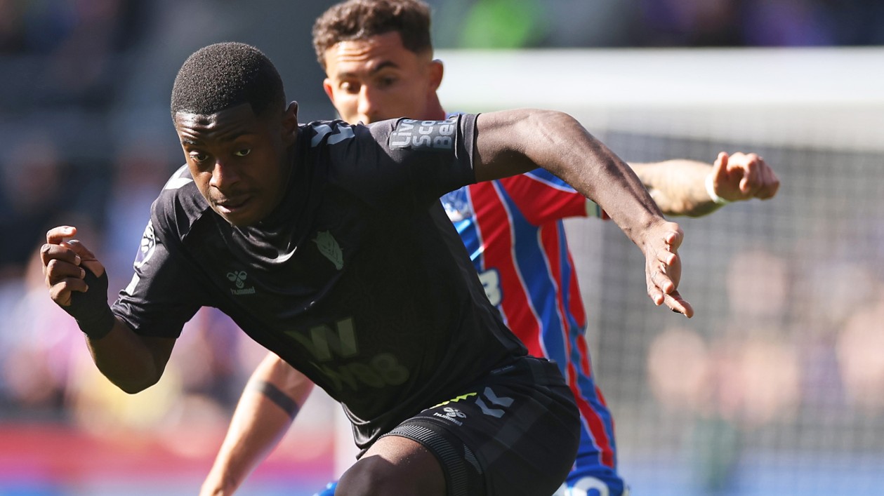 Ima više godina nego utakmica u Premier ligi. Za njega se bore United i Chelsea