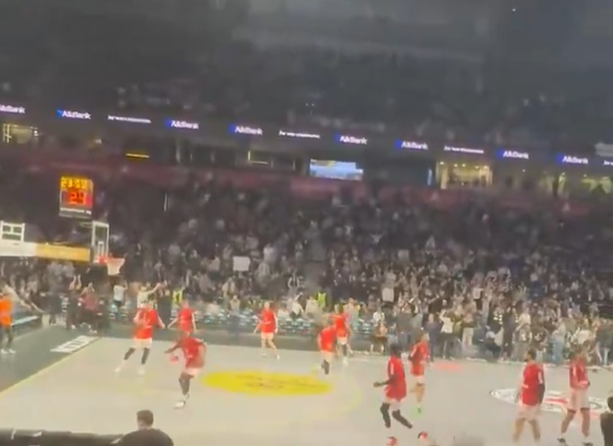 Nezapamćene scene u Beogradu: Navijači Partizana izviždali svoje igrače i podigli transparente (VIDEO)