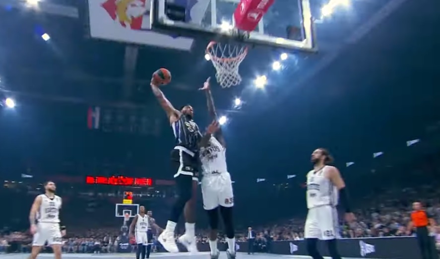 Grobari žestoko vređali jednog košarkaša Partizana, on ih samo gledao i smejao se (Video)