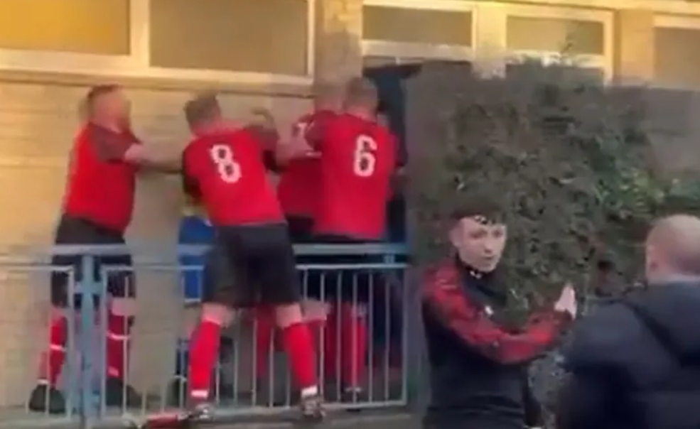 Ovo se desi kada igraš seosku ligu: Fudbaleri upali u svlačionicu i krenuli da tuku protivnike (Video)