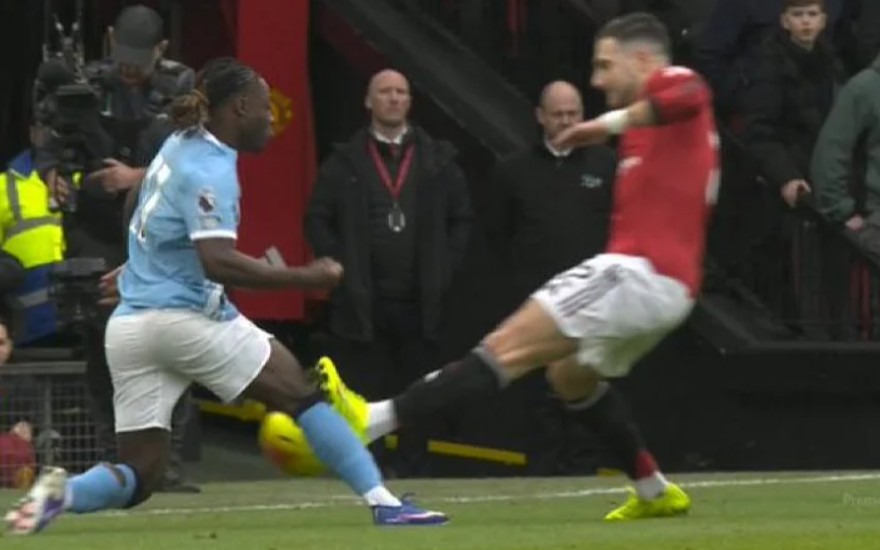 Dalot stravično startovao na Dokua i dobio samo žuti karton, izostao poziv iz VAR sobe