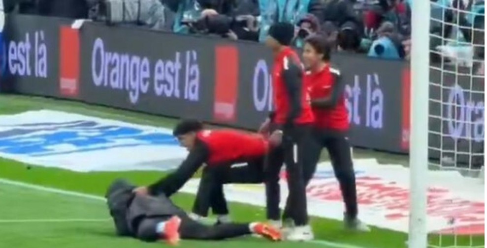 Ne nose svi heroji plašt, ovaj nosi peškir: Rezervni golman Senegala se tukao s djecom usred utakmice