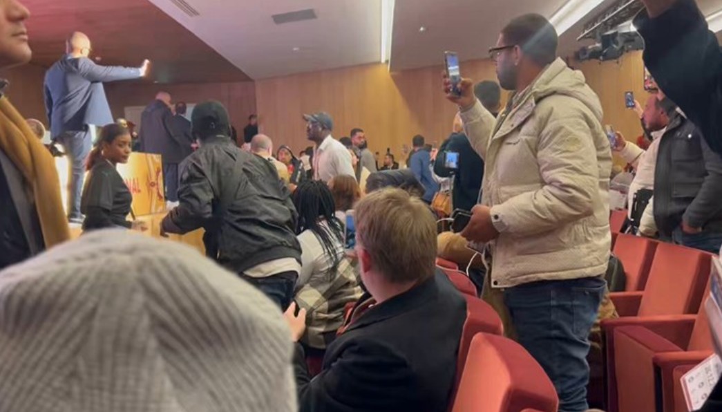 Ludnica i na presici. Sukobili se novinari, izbornik Senegala izviždan (Video)