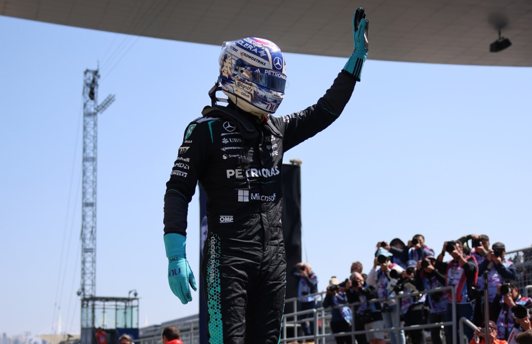 George Russell u velikoj borbi s Ferrarijima slavio u prvoj sprint utrci sezone u Kini