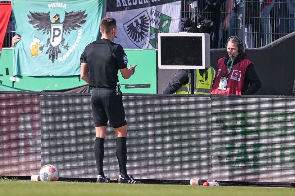 Navijač ugasio VAR sistem na utakmici: “To je prevara”