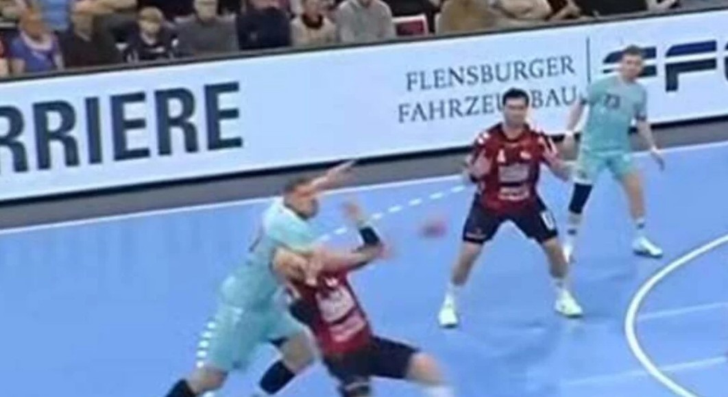 Užasan prekršaj rukometaša od 215 cm: Sudac je odmah izvadio crveni karton (Video)