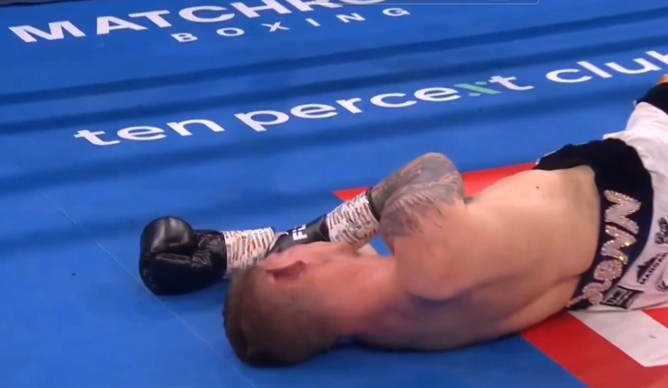 Nezapamćen povratak u ringu: Ustao četiri puta s poda i servirao nokaut godine (Video)