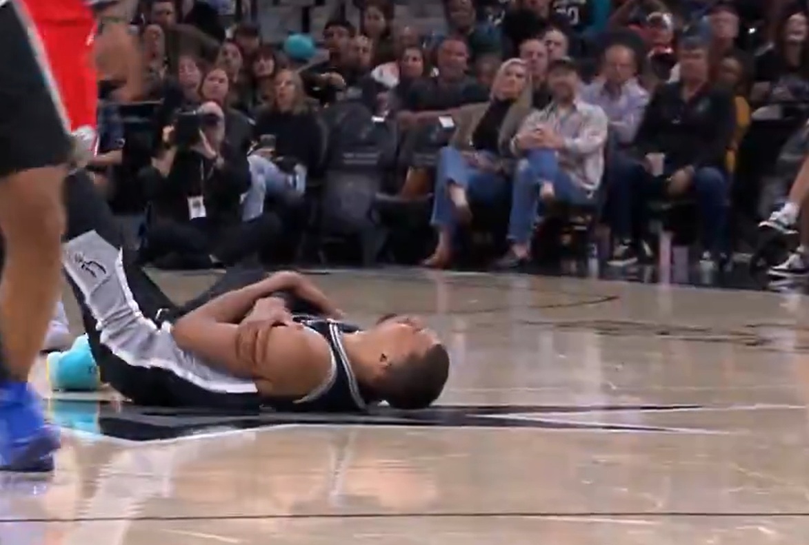 Ovo nije izgledalo nimalo dobro: Francuski div se srušio na parket, upitan nastavak sezone? (Video)