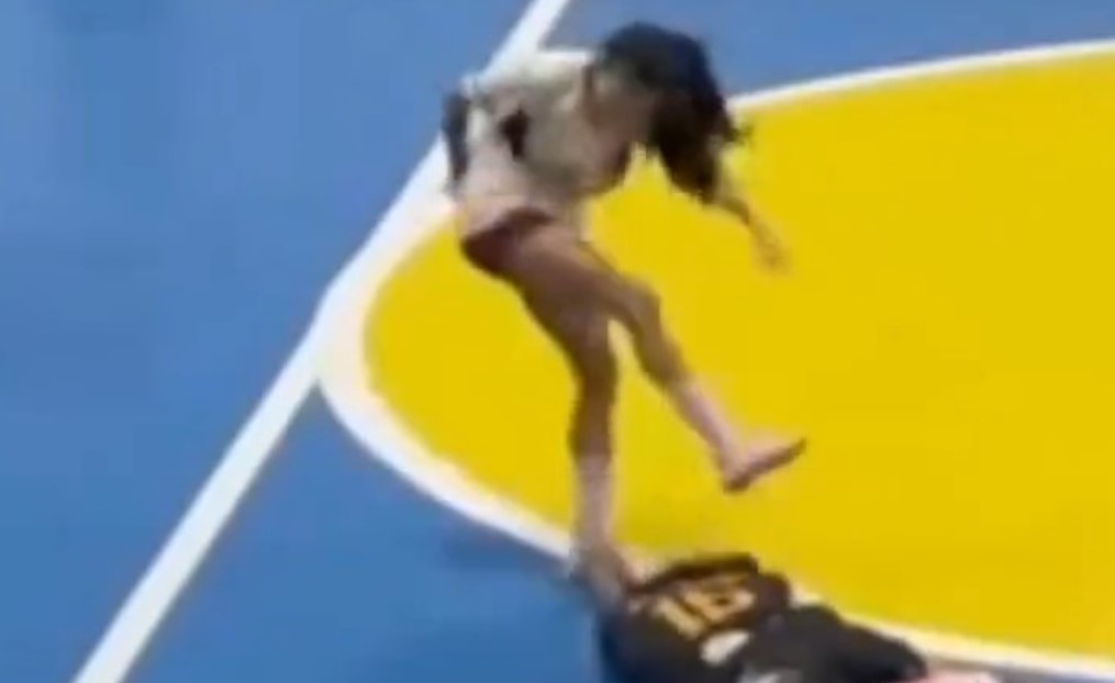 Brazilki petogodišnja suspenzija jer je protivnicu dvaput udarila nogom u glavu dok je ležala na podu (Video)