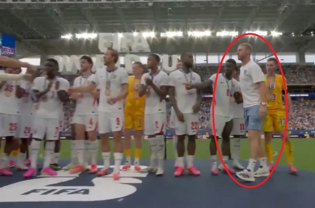 Ovo je potez Mundijala! Pogledajte koga su Englezi doveli na pozornicu i dali mu medalju
